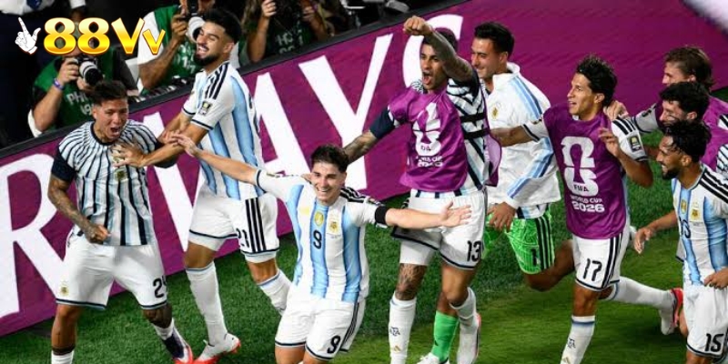 Siêu phẩm của Lautaro Martínez giúp Argentina nâng tỷ số lên 3-1, giành vé vào bán kết